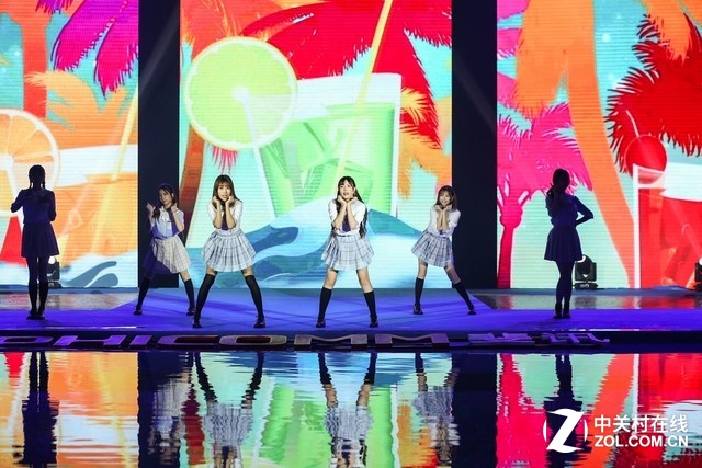 发布会在snh48表演《夏日柠檬船》的热辣表演中开始.